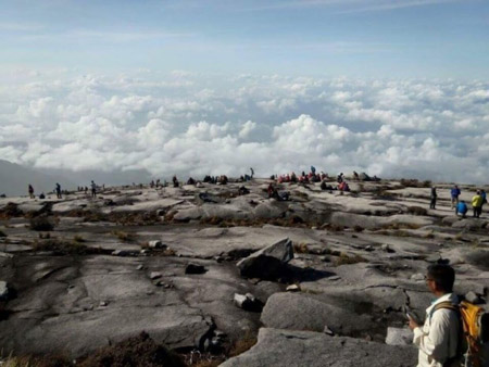 Những người leo núi bị mắc kẹt trên núi Kinabalu sau trận động đất.